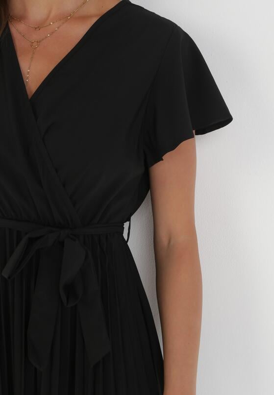 Czarna Elegancka Sukienka Maxi w Plisy z Kopertowym Dekoltem i Wiązaniem Thessi 5