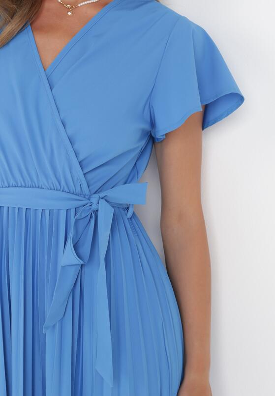 Niebieska Elegancka Sukienka Maxi w Plisy z Kopertowym Dekoltem i Wiązaniem Thessi 5
