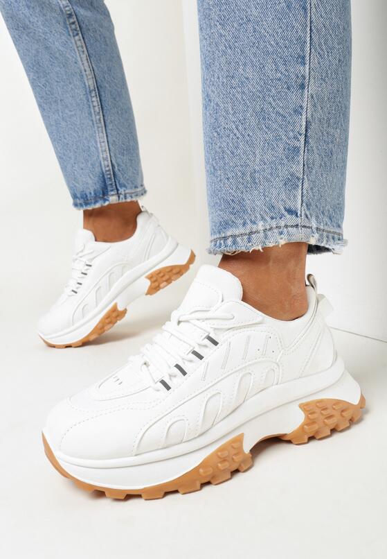 Białe Sneakersy na Płaskiej Podeszwie z Wypustkami i Cholewką przed Kostkę Ozdobione Przeszyciami Adalynna 1