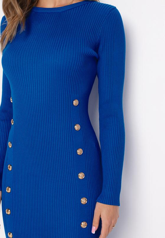 Niebieska Sukienka Midi Dopasowana z Prążkowanej Dzianiny Ozdobiona Guzikami Leadiss 5