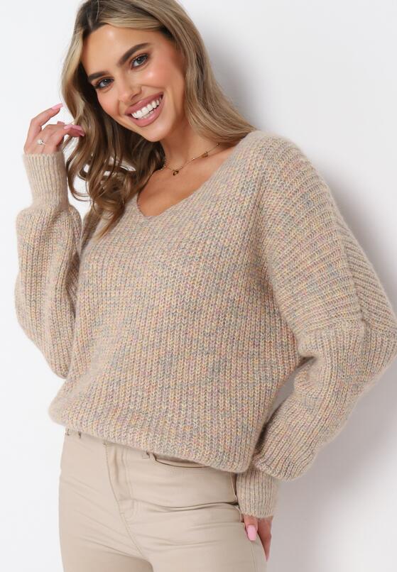 Beżowy Luźny Sweter z Trójkątnym Dekoltem i Ściągaczami Tamado 1