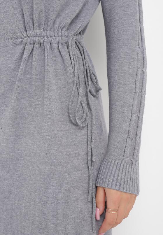 Szara Sukienka Mini ze Sweterkowego Materiału z Półgolfem Ściągana Sznurkiem Docaliva 5