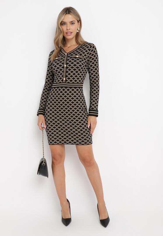 Ciemnobeżowa Sweterkowa Sukienka Mini z Ozdobnymi Guzikami i Wzorem Cadura 2