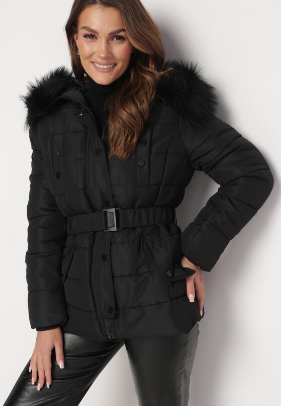 Czarna Kurtka z Paskiem w Talii i Futerkiem Przy Kapturze Ozdobiona Pikowaniem Delicca 4