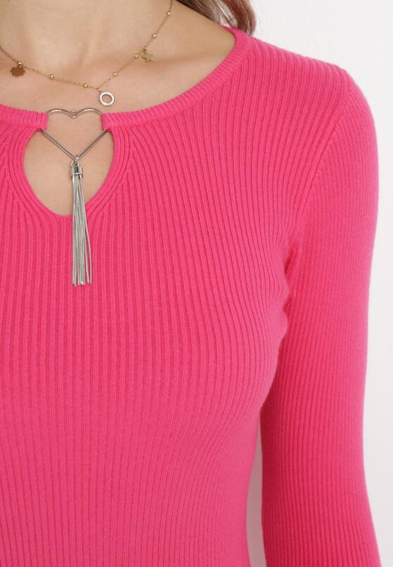 Fuksjowa Dopasowana Mini Sukienka z Prążkowanej Dzianiny z Metalową Ozdobą w Kształcie Serca Xustin 5
