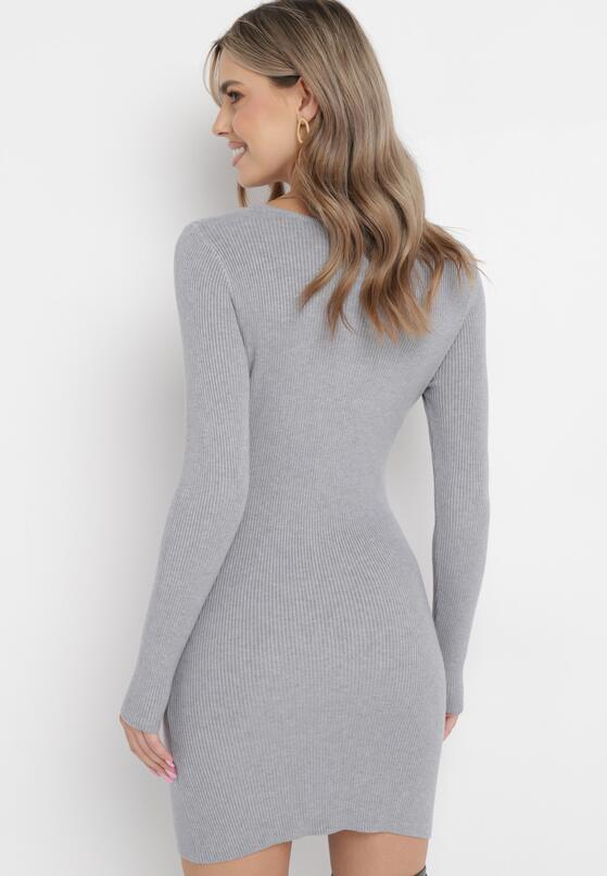 Szara Dopasowana Mini Sukienka z Prążkowanej Dzianiny z Metalową Ozdobą w Kształcie Serca Xustin 3