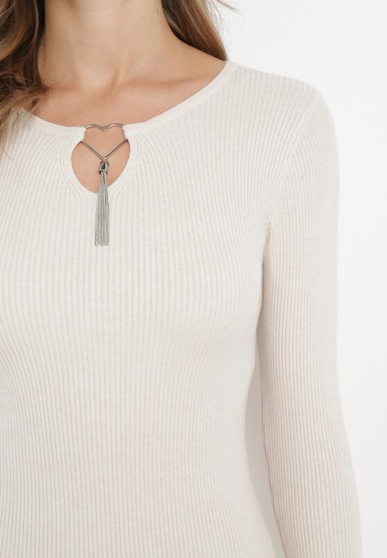 Jasnobeżowa Dopasowana Mini Sukienka z Prążkowanej Dzianiny z Metalową Ozdobą w Kształcie Serca Xustin 5