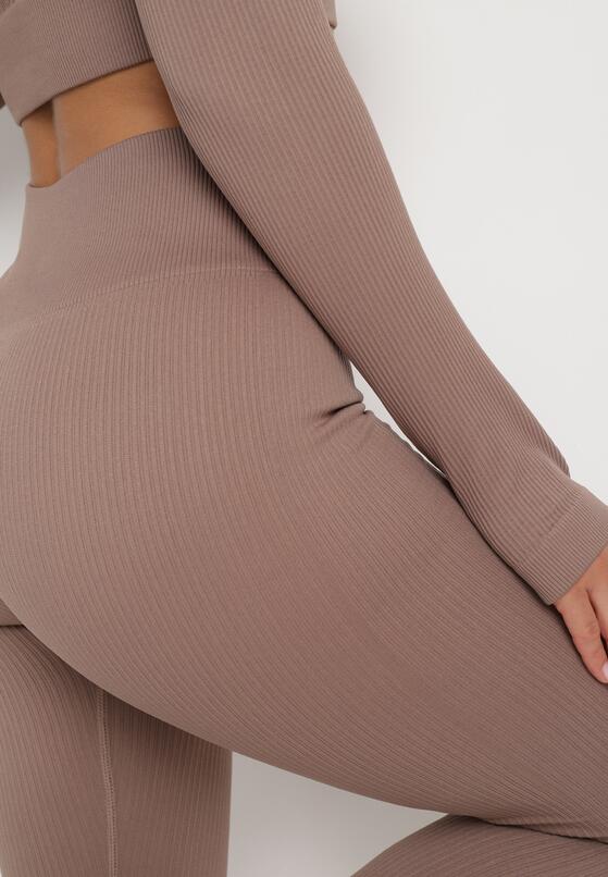 Brązowy Komplet Sportowy z Prążkowanej Dzianiny Bluzka Cropped i Legginsy Solumis 5
