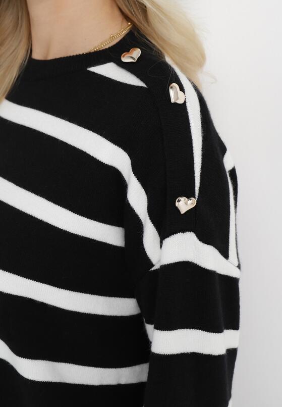 Czarny Sweter Ozdobiony Wzorem w Paski i Guzikami Serduszkami Sernarmi 5