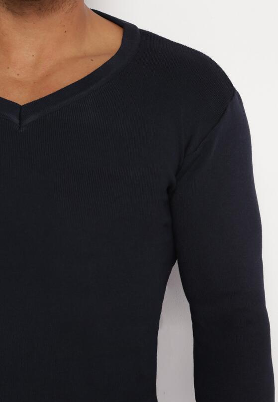 Granatowy Sweter z Trójkątnym Dekoltem i Wełną Mathie 5