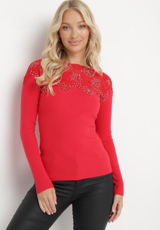 Czerwony Sweter Ozdobiony Ażurową Koronką i Cyrkoniami Przy Dekolcie Almenta 2