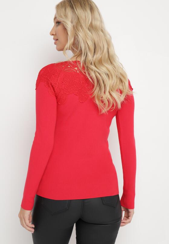 Czerwony Sweter Ozdobiony Ażurową Koronką i Cyrkoniami Przy Dekolcie Almenta 3