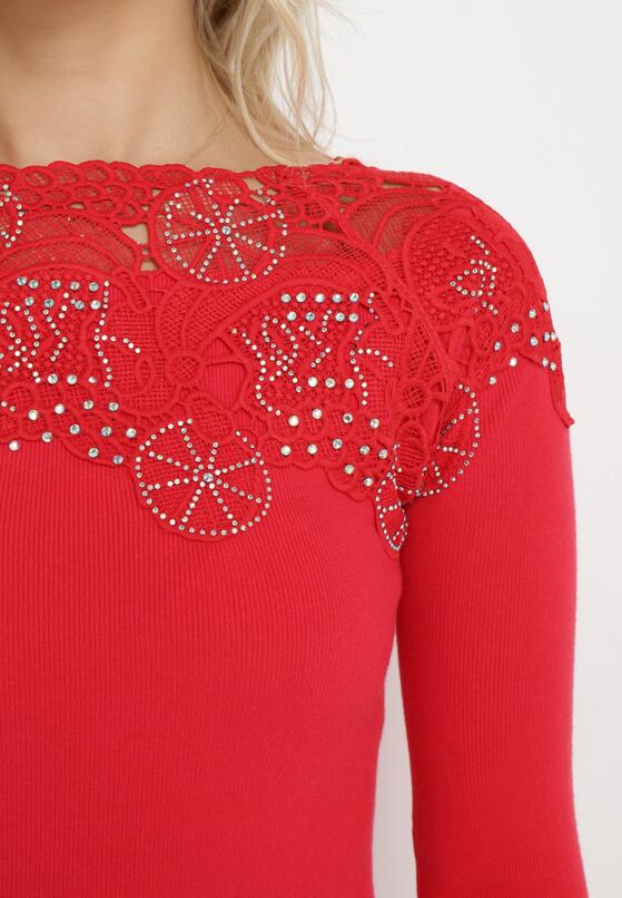 Czerwony Sweter Ozdobiony Ażurową Koronką i Cyrkoniami Przy Dekolcie Almenta 5