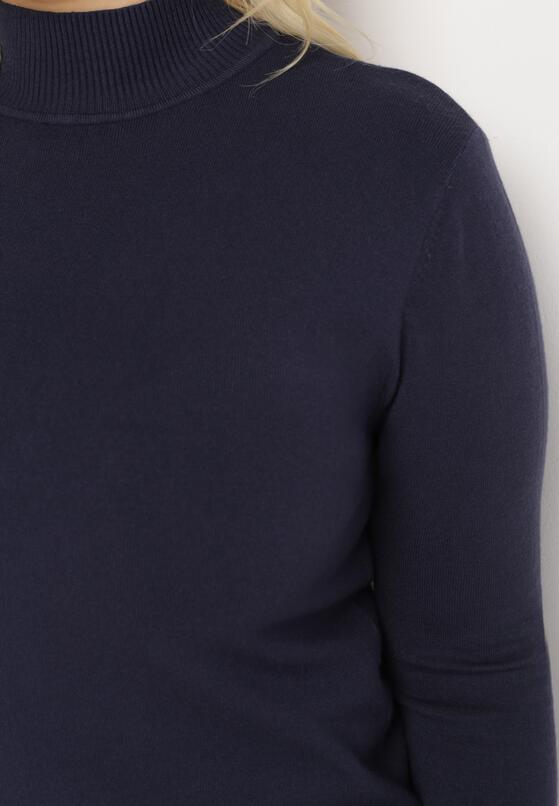 Granatowy Sweter z Krótkim Golfem Ozdobiony Guzikami na Rękawach Santola 5