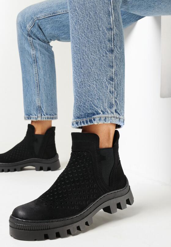 Czarne Botki z Perforacją i Łańcuszkiem Sorava 2