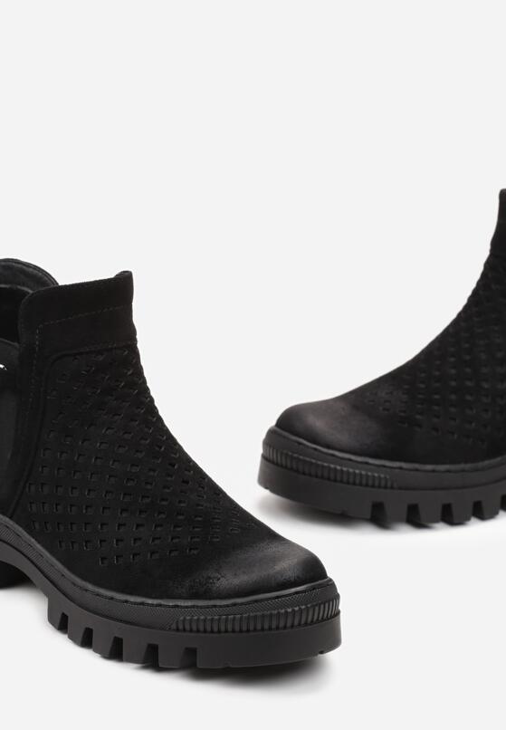 Czarne Botki z Perforacją i Łańcuszkiem Sorava 5