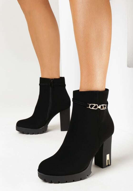 Czarne Botki na Słupku z Ozdobnym Łańcuszkiem Leanemes 1