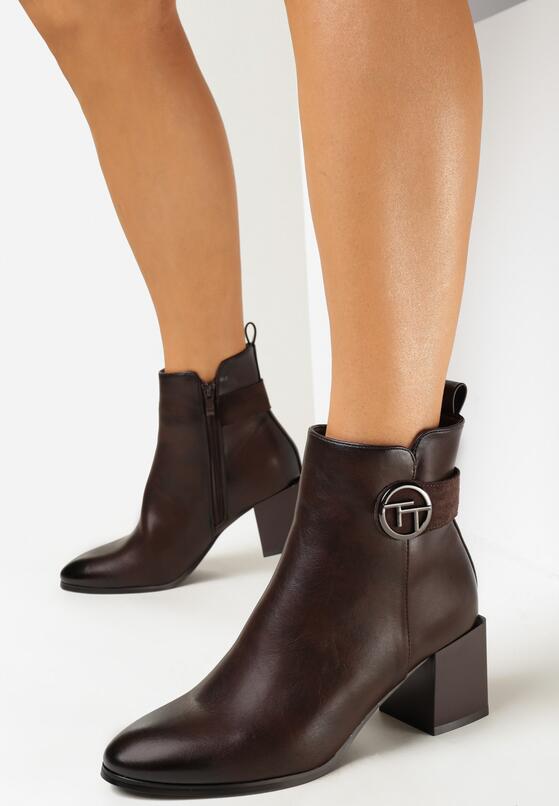Brązowe Botki na Słupkowym Geometrycznym Obcasie z Ozdobnym Paskiem z Metalową Aplikacją Alomna 2