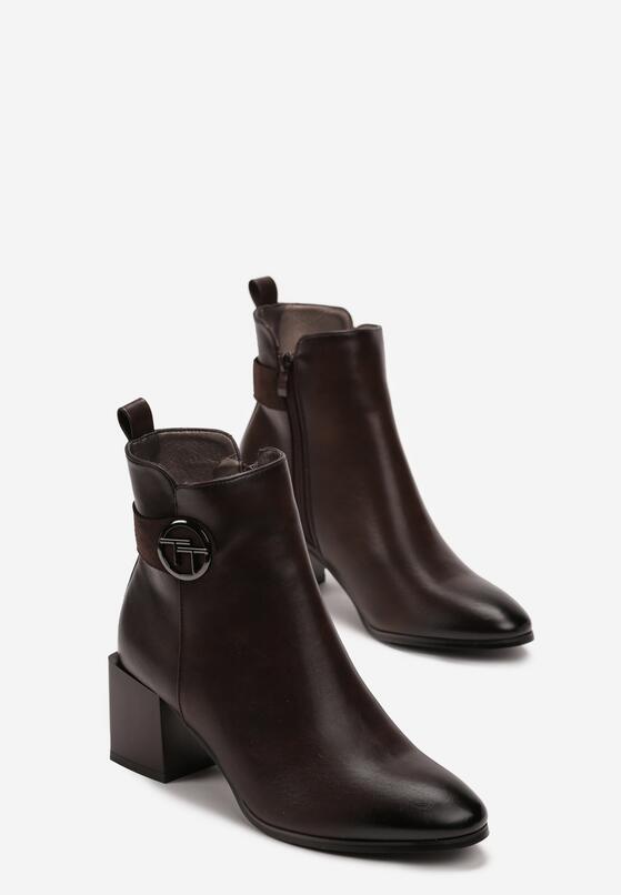 Brązowe Botki na Słupkowym Geometrycznym Obcasie z Ozdobnym Paskiem z Metalową Aplikacją Alomna 4