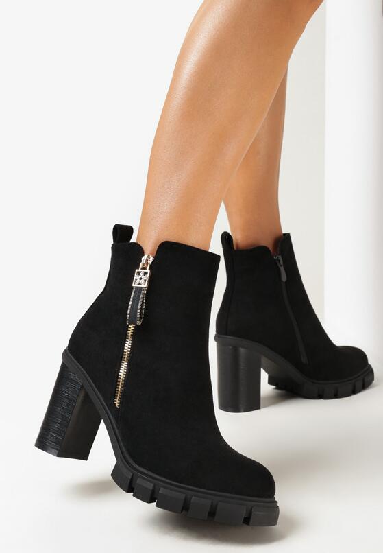 Czarne Botki na Słupku z Zawieszką Bonnemes 1