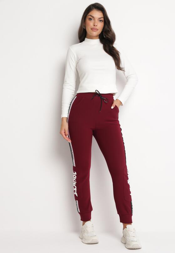 Bordowe Bawełniane Spodnie Dresowe z Lampasami i Ozdobnymi Napisami Sanga 2