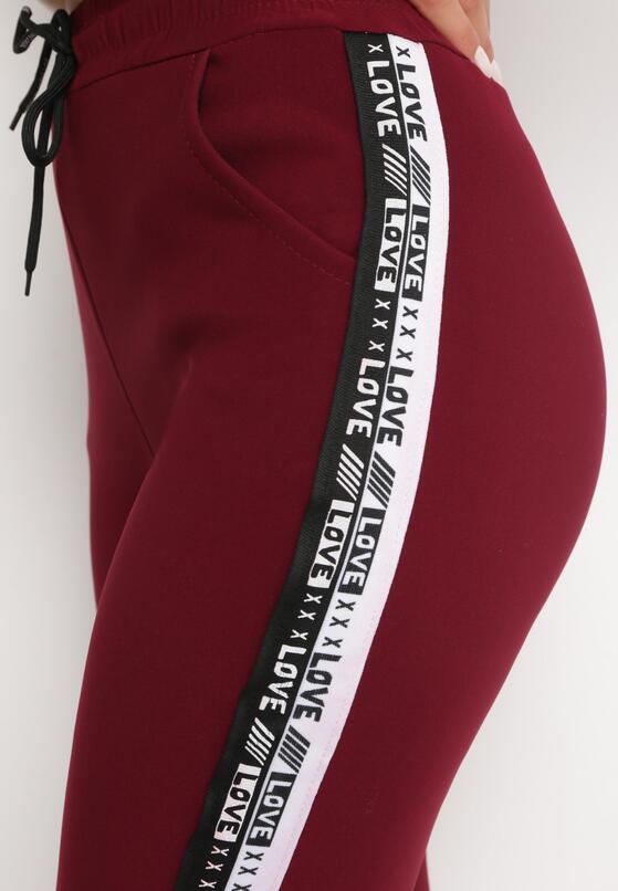 Bordowe Bawełniane Spodnie Dresowe z Lampasami i Ozdobnymi Napisami Sanga 5