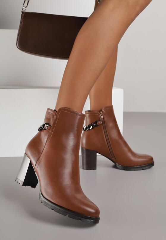 Brązowe Botki na Słupku z Ozdobnym Łańcuszkiem Thaliinara 2