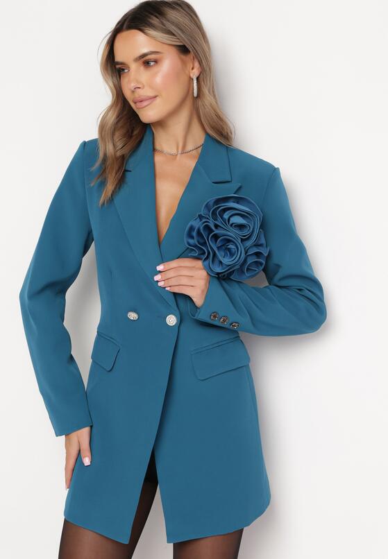 Niebieska Sukienka Mini Marynarka z Kopertowym Dekoltem i Ozdobnym Kwiatem Celestara 4