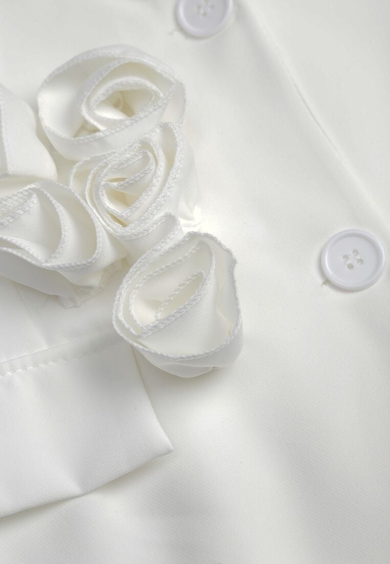 Biała Marynarka Sukienka Zapinana na Guziki z Kieszeniami i Aplikacją 3D Różyczek Velira 8