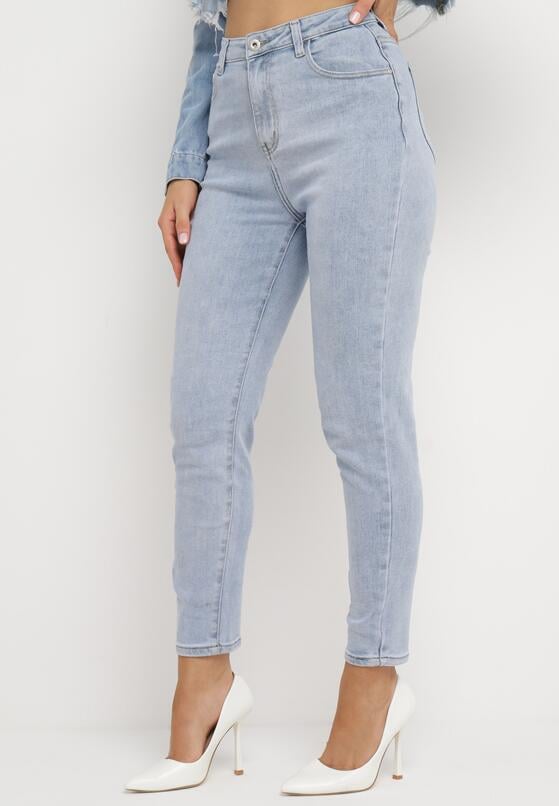 Niebieskie Jeansy Mom Fit z Regularną Talią i Zwężanymi Nogawkami Zeliti 1
