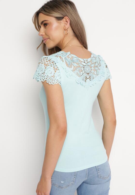 Jasnoniebieska Bluzka Prążkowana z Koronkowymi Wstawkami i Cekinami Esmalde 3