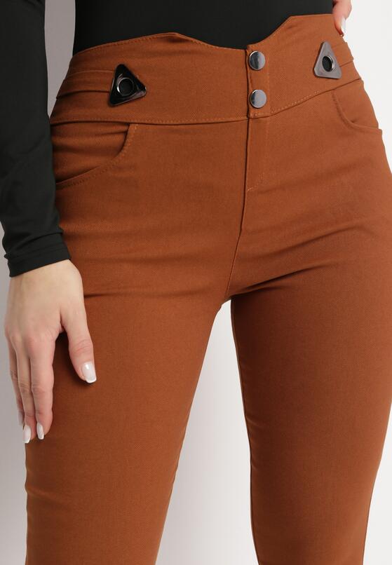 Brązowe Spodnie Skinny z Ozdobnymi Napami w Talii Zelxia 5