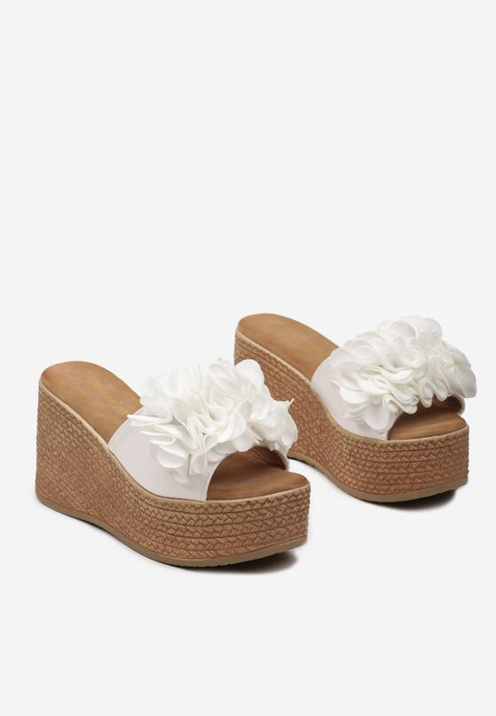 Białe Klapki na Koturnie z Plecionki Ozdobione Kwiatkiem Nezalia 5