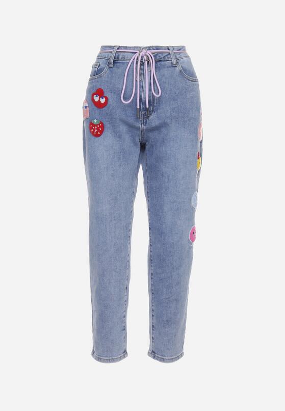 Jasnoniebieskie Jeansy Mom Fit z Uroczymi Naszywkami i Ozdobnym Sznurkiem Aidona 6