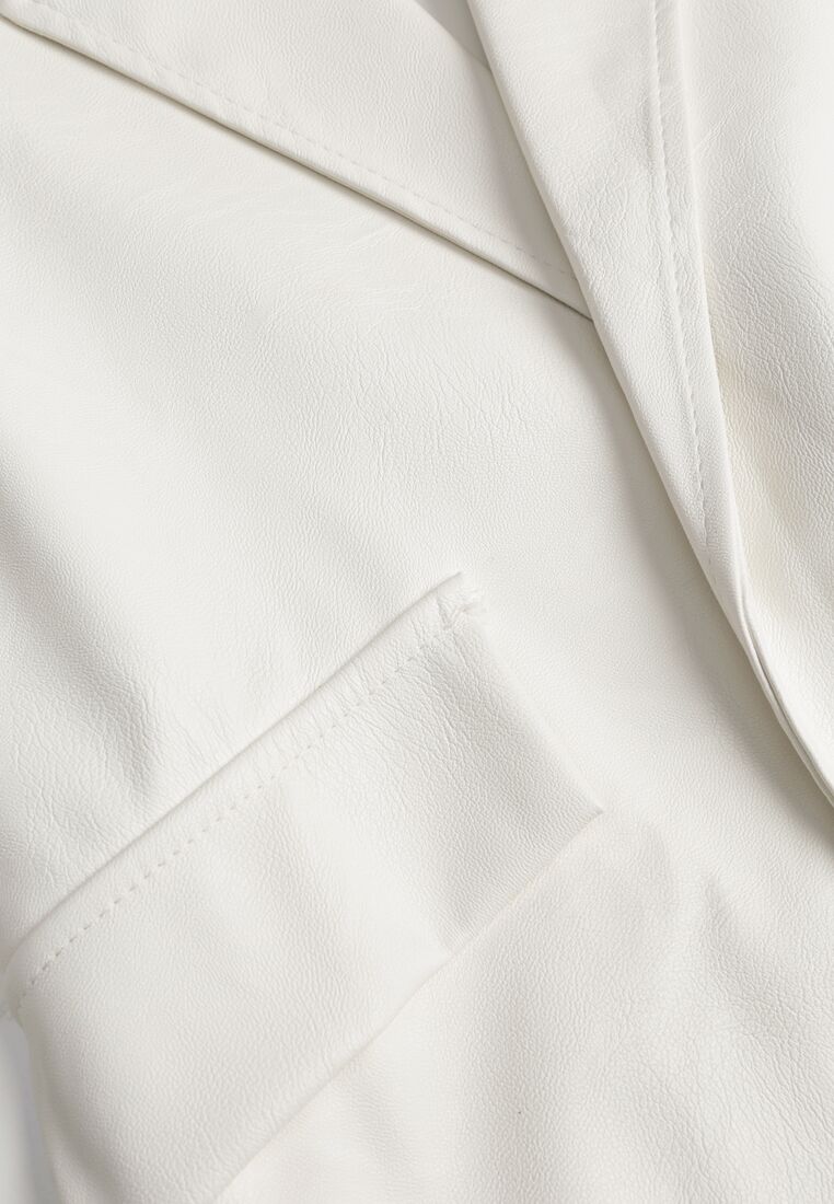 Biała Marynarka o Pudełkowym Fasonie z Ekoskóry z Poduszkami w Ramionach Sunins 8