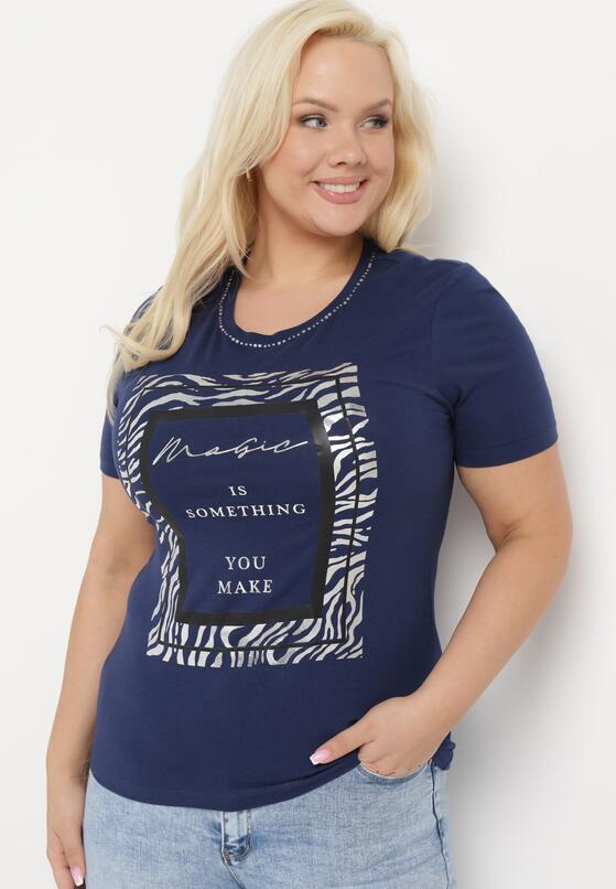 Granatowy Bawełniany T-shirt Koszulka z Krótkim Rękawem Ozdobiona Nadrukiem i Cyrkoniami Codara 4
