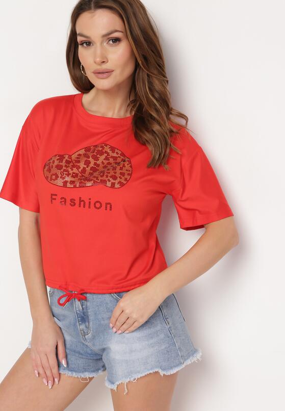 Czerwony T-shirt Ściągany na Dole Troczkiem z Cyrkoniami i Nadrukiem Moasstra 1