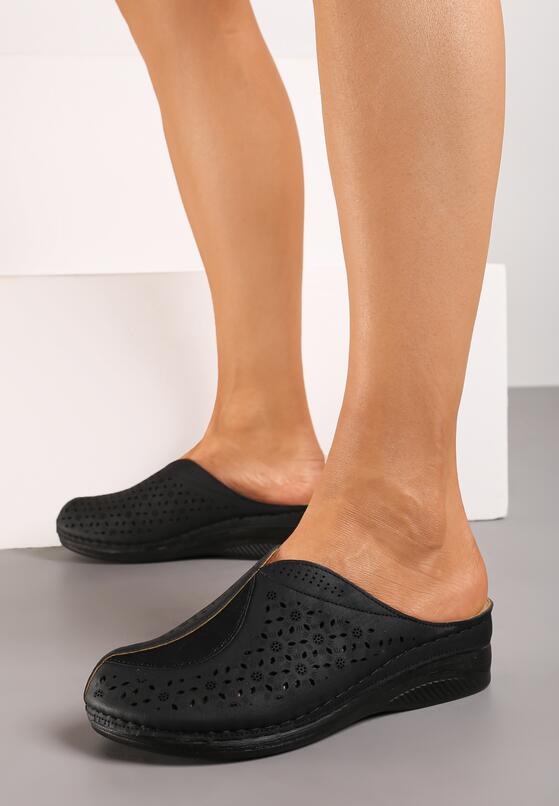 Czarne Klapki na Grubej Podeszwie Ozdobione Perforacją Vosemia 1