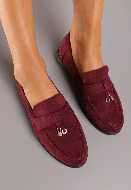 Bordowo-Czerwone Mokasyny Ozdobione Zawieszkami Kłódka i Kółko Mitherra 3