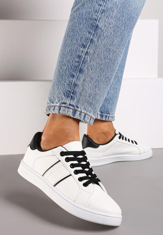 Biało-Czarne Płaskie Sneakersy ze Sznurowaniem Ozdobione Paskami Elithna 1