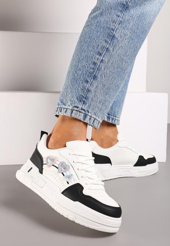 Biało-Czarne Sneakersy z Naszywkami w Kształcie Serduszek Iritia 2
