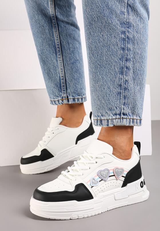 Biało-Czarne Sneakersy z Naszywkami w Kształcie Serduszek Iritia 1