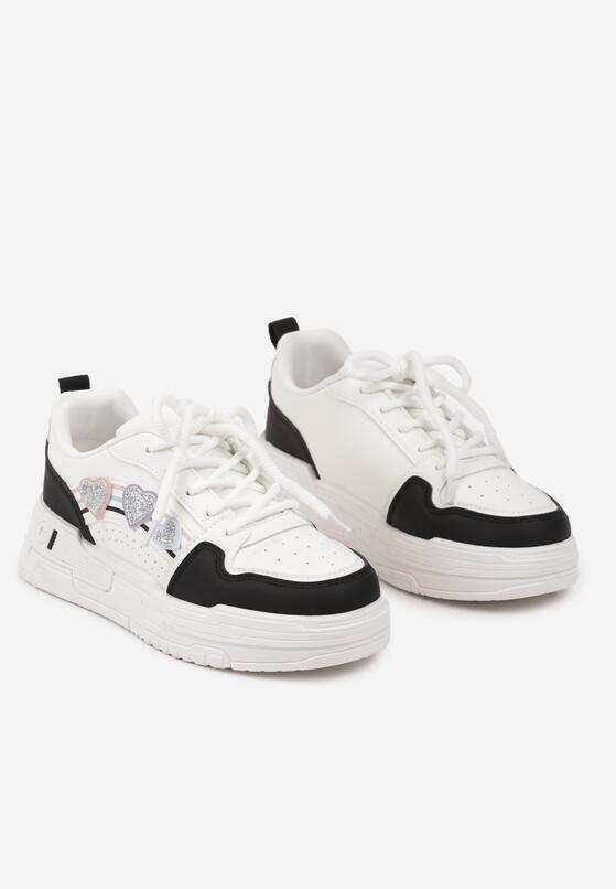Biało-Czarne Sneakersy z Naszywkami w Kształcie Serduszek Iritia 5