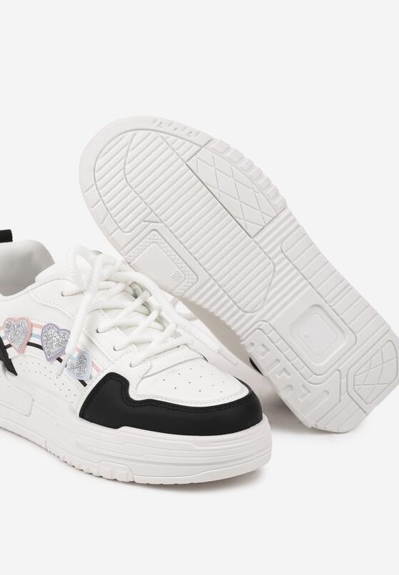 Biało-Czarne Sneakersy z Naszywkami w Kształcie Serduszek Iritia 6