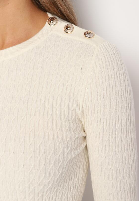 Jasnobeżowy Sweter o Klasycznym Fasonie z Ozdobnymi Guzikami na Ramionach Erivias 5