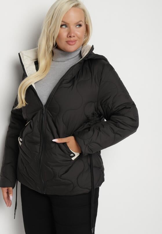 Czarna Pikowana Kurtka Plus Size z Odpinanym Kapturem i Wsuwanymi Kieszeniami Anselie 1