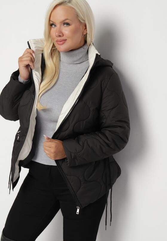 Czarna Pikowana Kurtka Plus Size z Odpinanym Kapturem i Wsuwanymi Kieszeniami Anselie 4