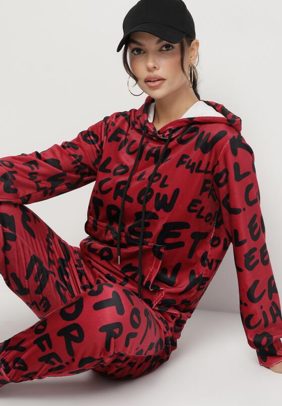 Czerwony Komplet Dresowy z Bluzą z Kapturem i Spodniami Jogger w Graficzny Print Vesila 4