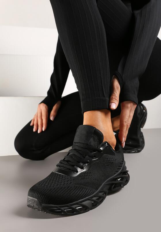 Czarne Sznurowane Buty Sportowe Sneakersy na Grubej Tłoczonej Podeszwie z Perforacją Karolae 2
