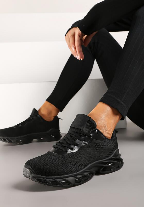 Czarne Sznurowane Buty Sportowe Sneakersy na Grubej Tłoczonej Podeszwie z Perforacją Karolae 1
